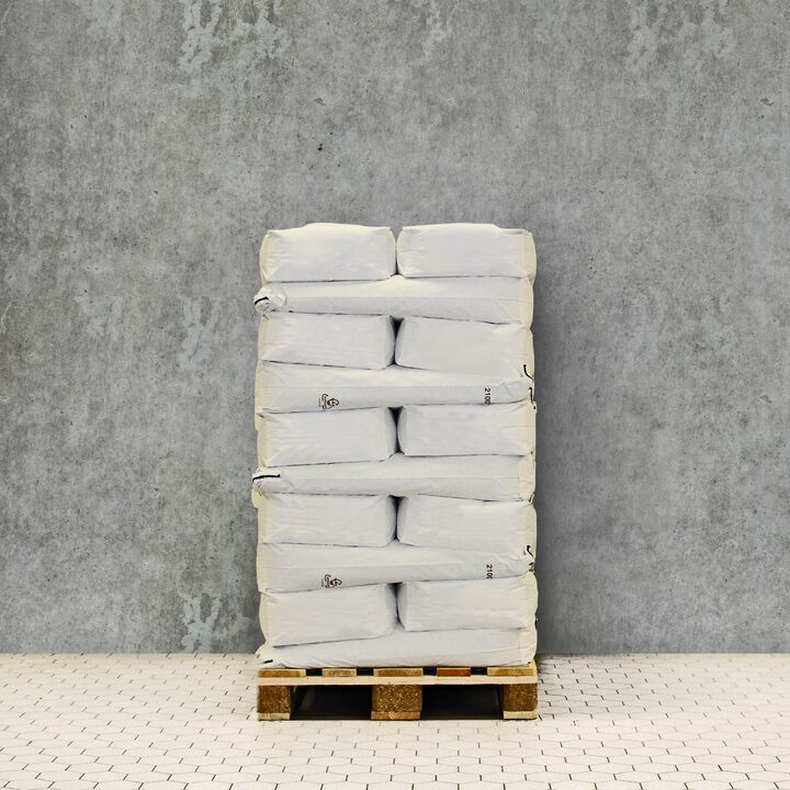 Auf Palette gestapelte Papiersäcke