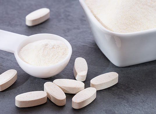 Staubarme Premixe für die Tablettenproduktion Mehrere weiße Tabletten und Pulver