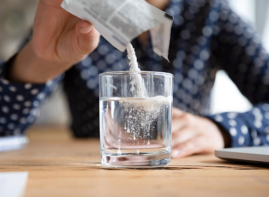 Bessere Löslichkeit von Instantpulvern Einrühren von Instantpulver in Getränk