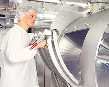 Mitarbeiter an Mischer