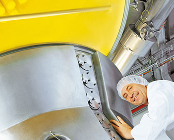 Mitarbeiter an der Wirbelschichtanlage