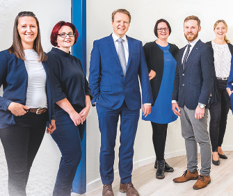 Mehrere Mitarbeiter nebeneinander