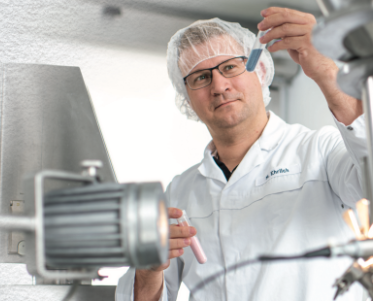 Mitarbeiter mit Proben in der Hand