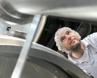 Ein Mitarbeiter an unserer Wirbelschichtanlage